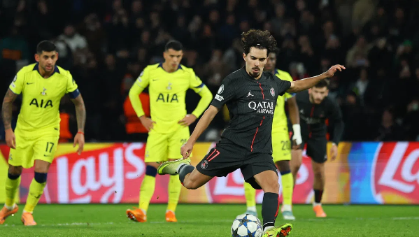 วิตินญ่าแฮตทริกเปแอสเช10คนทุบไก่5-3